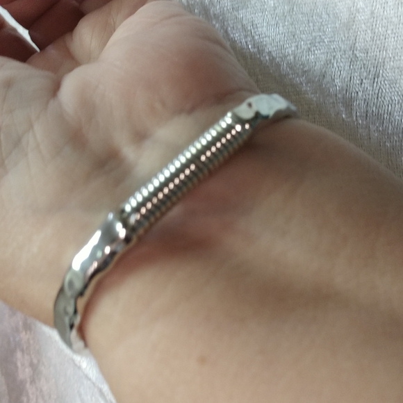 Bracelet Heart Hinged Hammered Silver-tone Boho Romantic - Picture 6 of 7